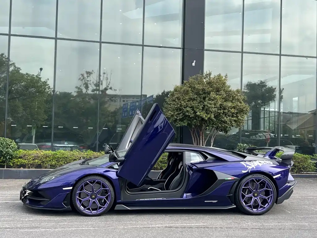 LAMBORGHINI AVENTADOR