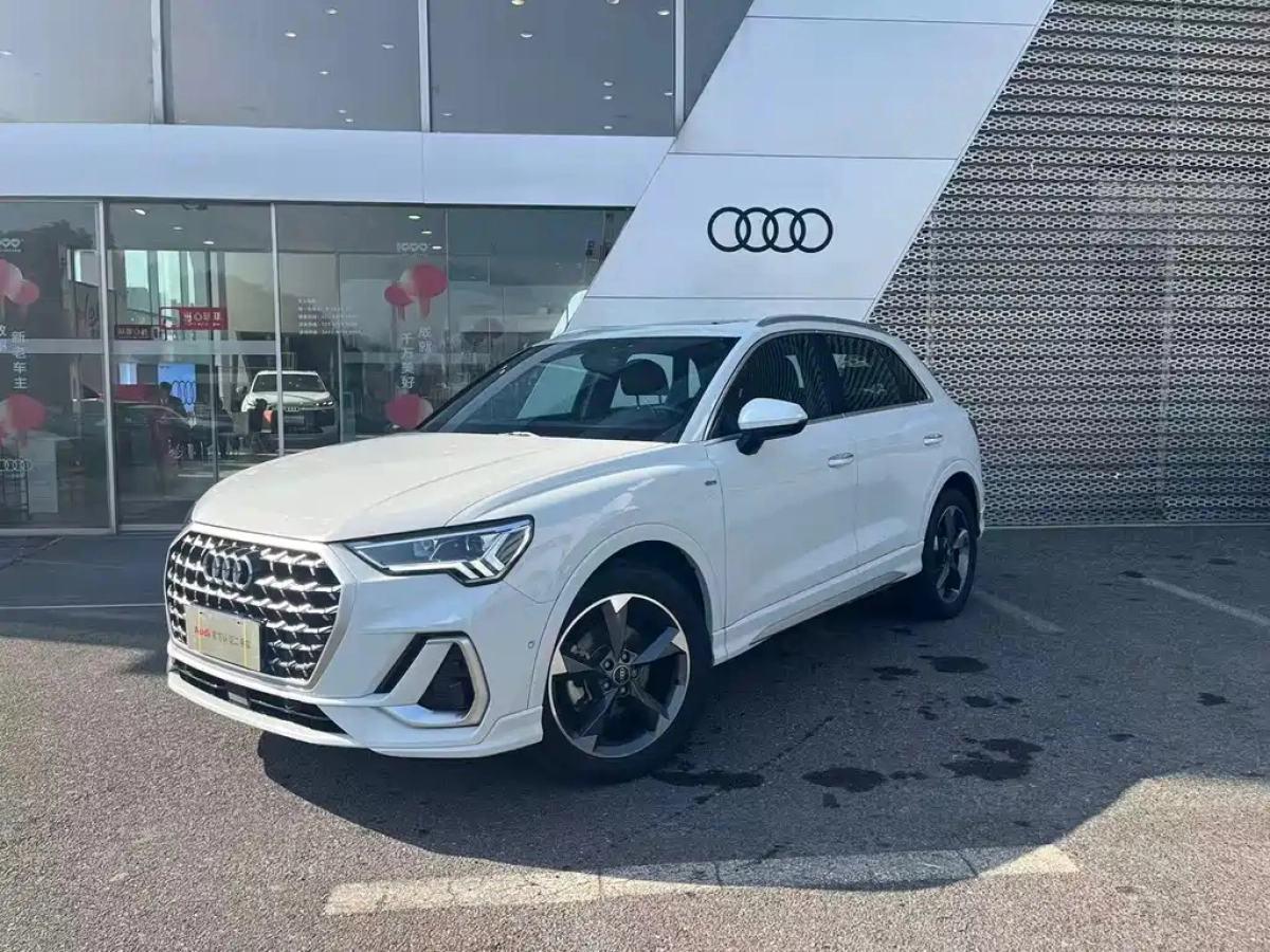 AUDI Q3