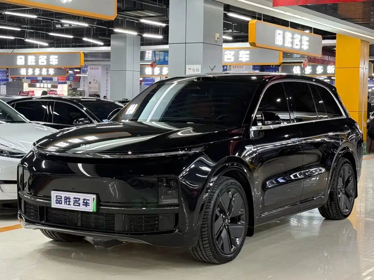 LI AUTO L8  2025