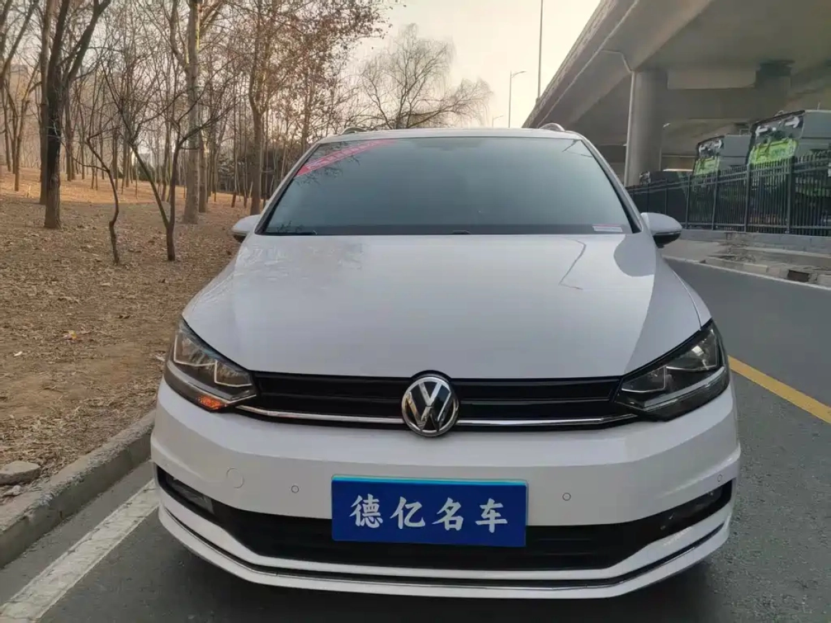 VOLKSWAGEN TOURAN