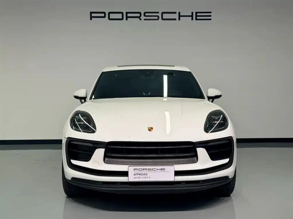 PORSCHE MACAN