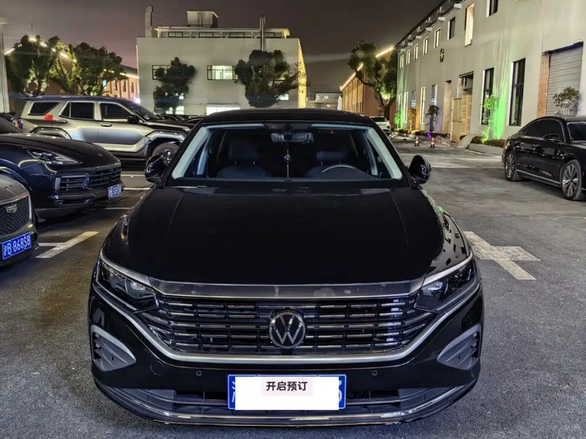 VOLKSWAGEN PASSAT  2024