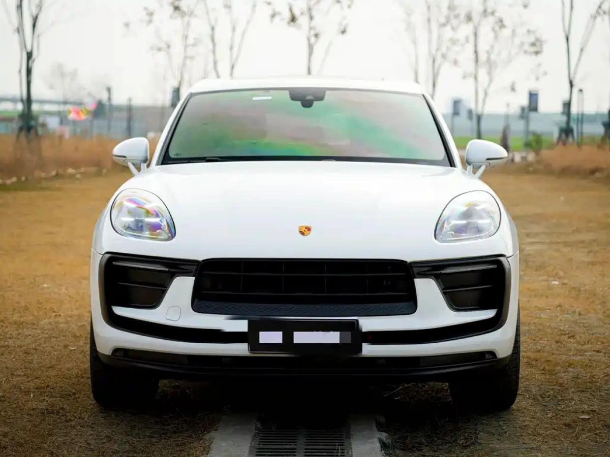 PORSCHE MACAN