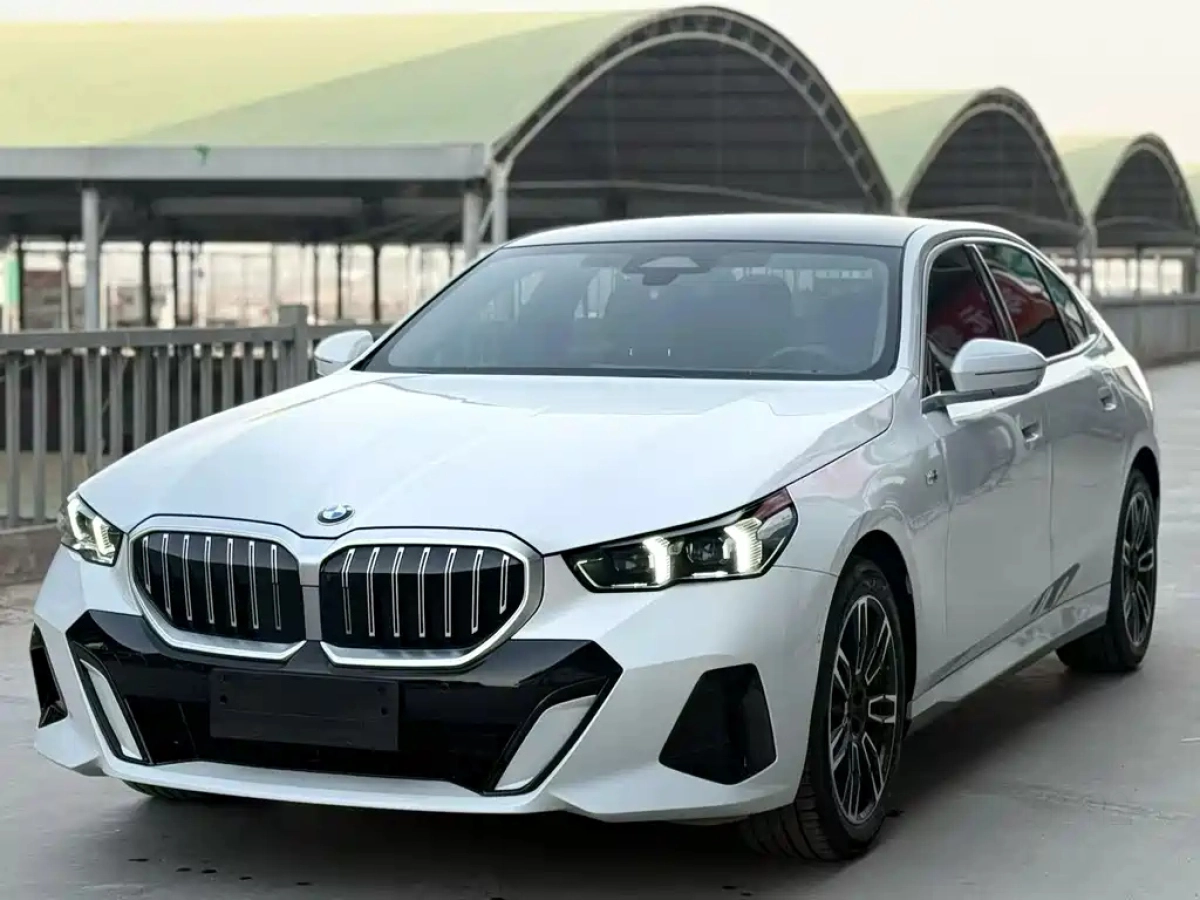 BMW 5 SERIES  2025