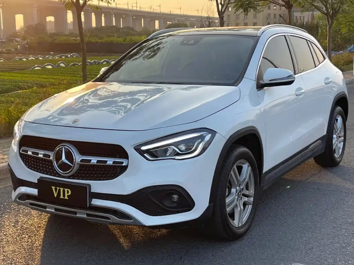 MERCEDES-BENZ GLA