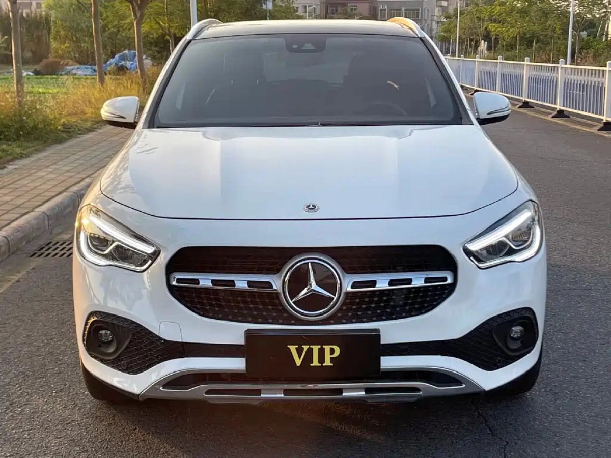 MERCEDES-BENZ GLA