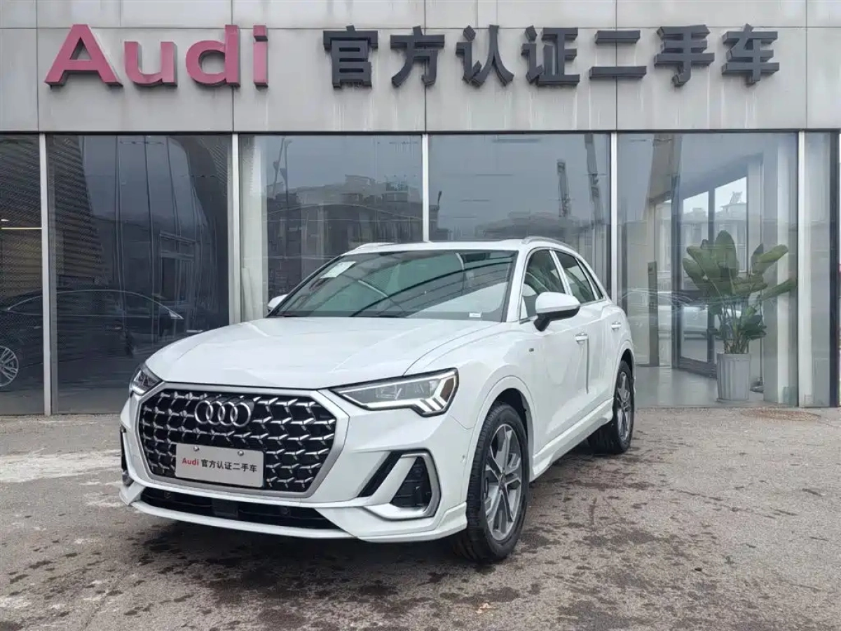 AUDI Q3