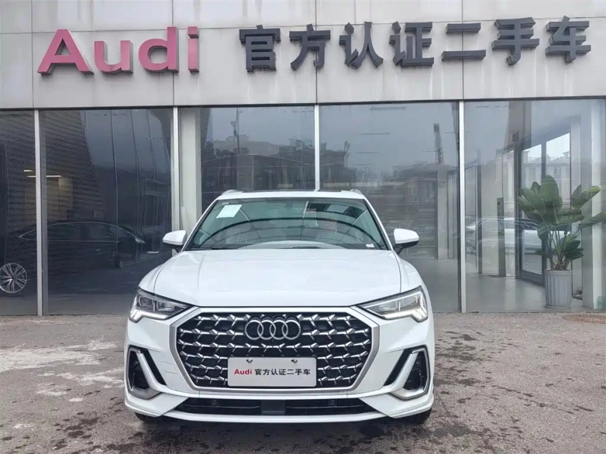 AUDI Q3