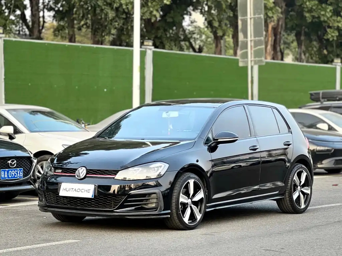 VOLKSWAGEN GOLF
