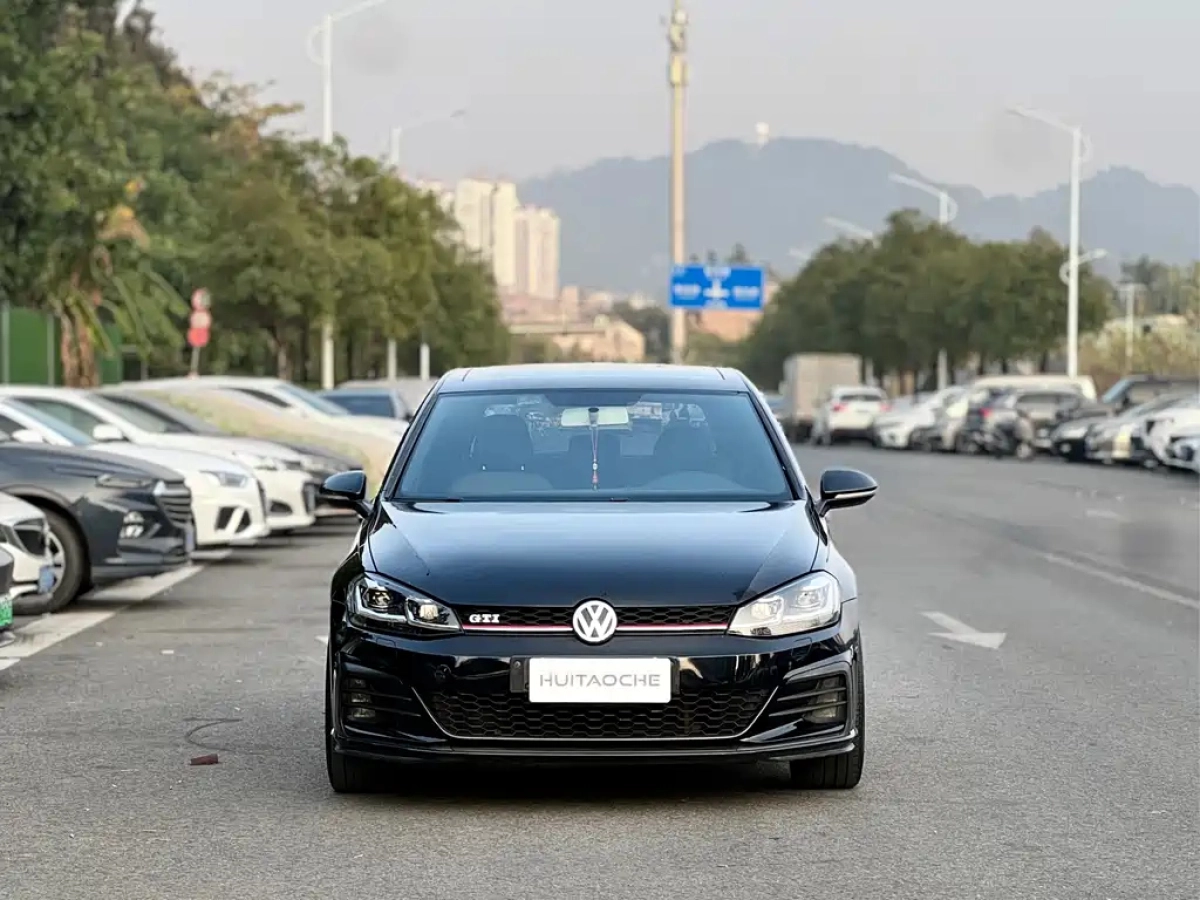VOLKSWAGEN GOLF