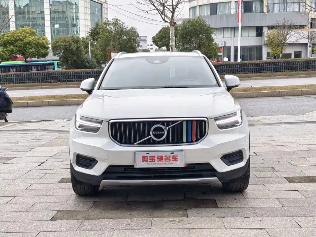 VOLVO XC40