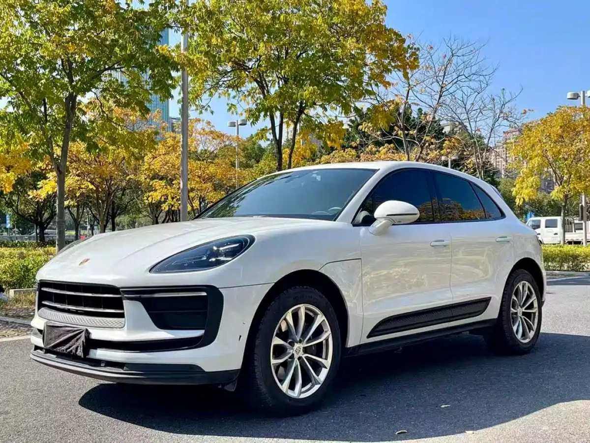 PORSCHE MACAN