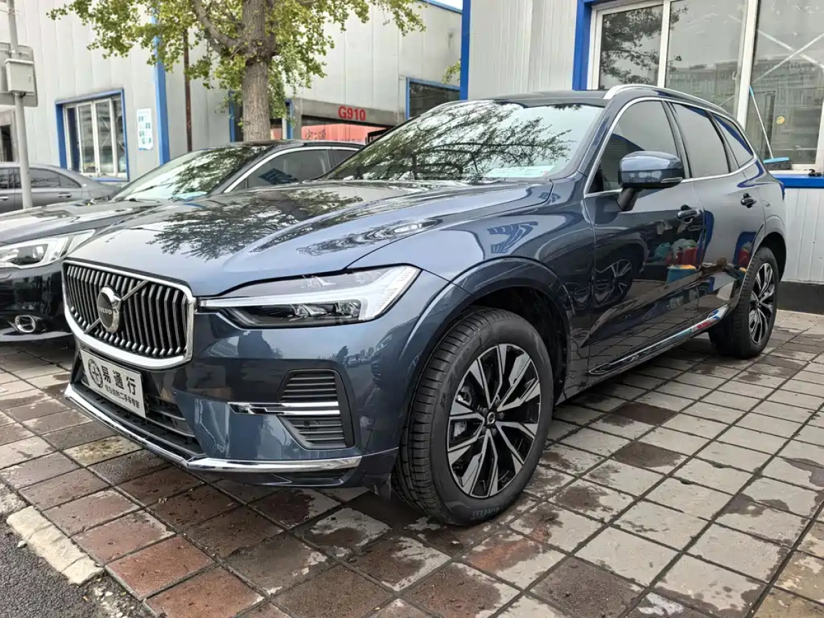 VOLVO XC60  2025