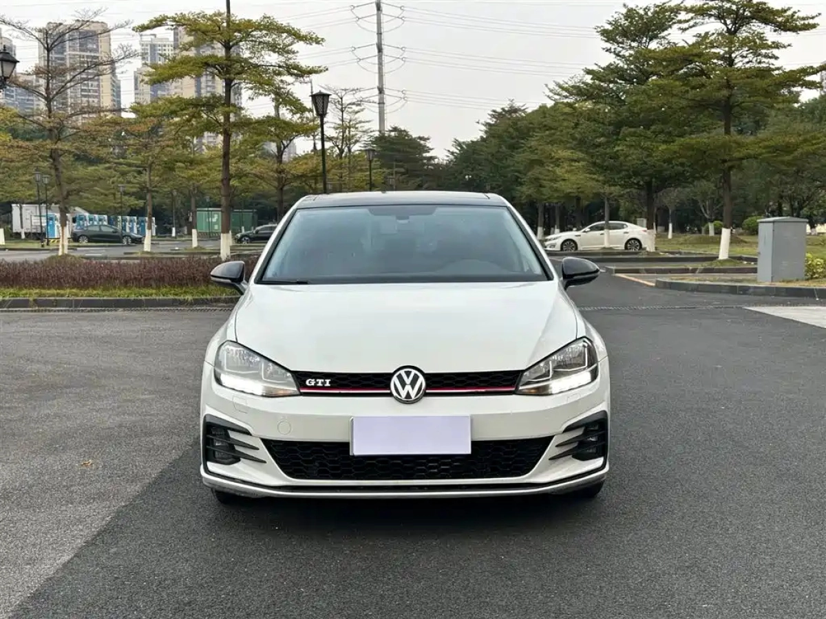 VOLKSWAGEN GOLF