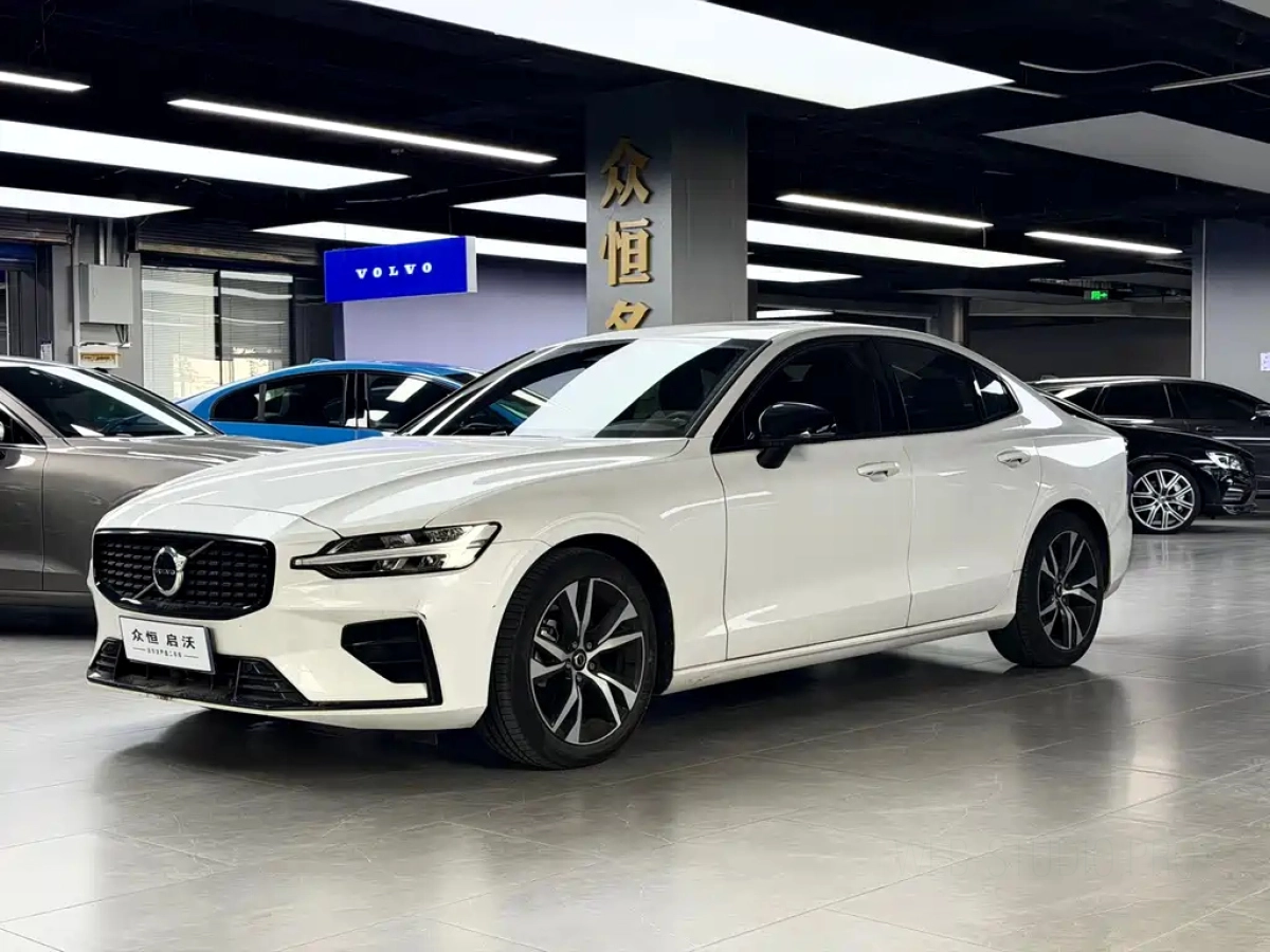 VOLVO S60  2023
