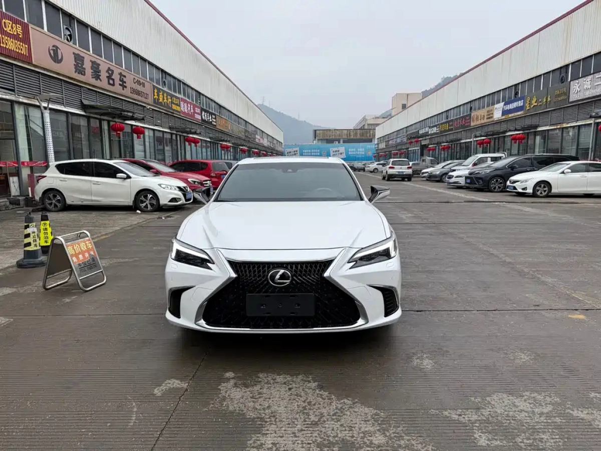 LEXUS ES  2025