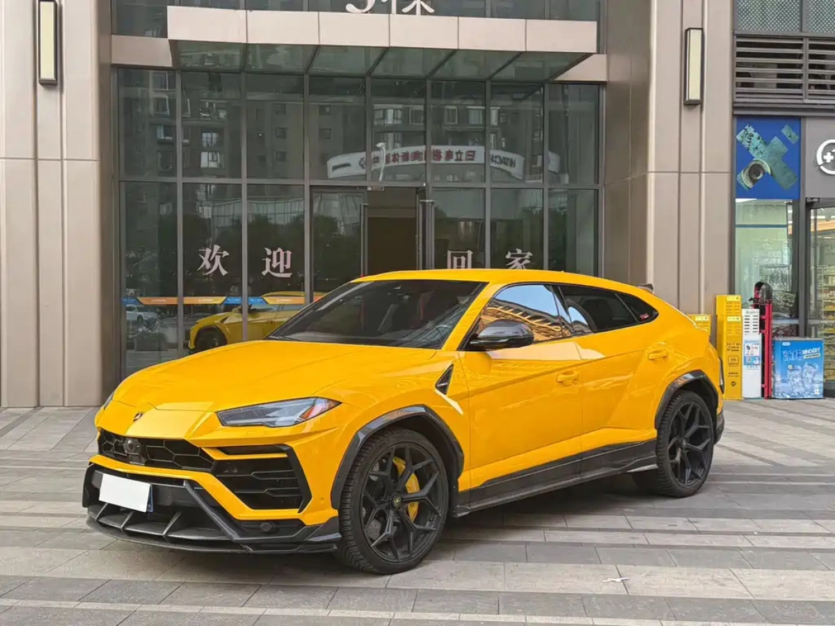 LAMBORGHINI URUS  2019