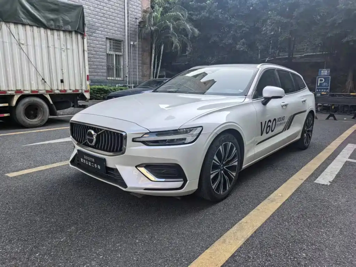 VOLVO V60  2024