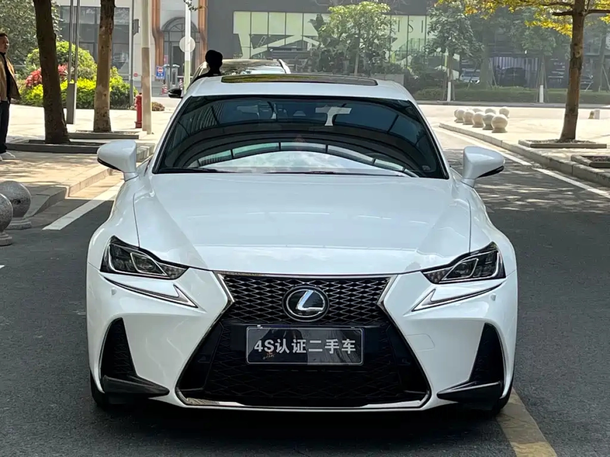 LEXUS IS