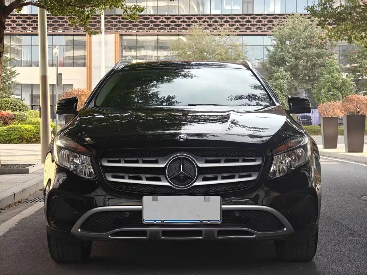 MERCEDES-BENZ GLA