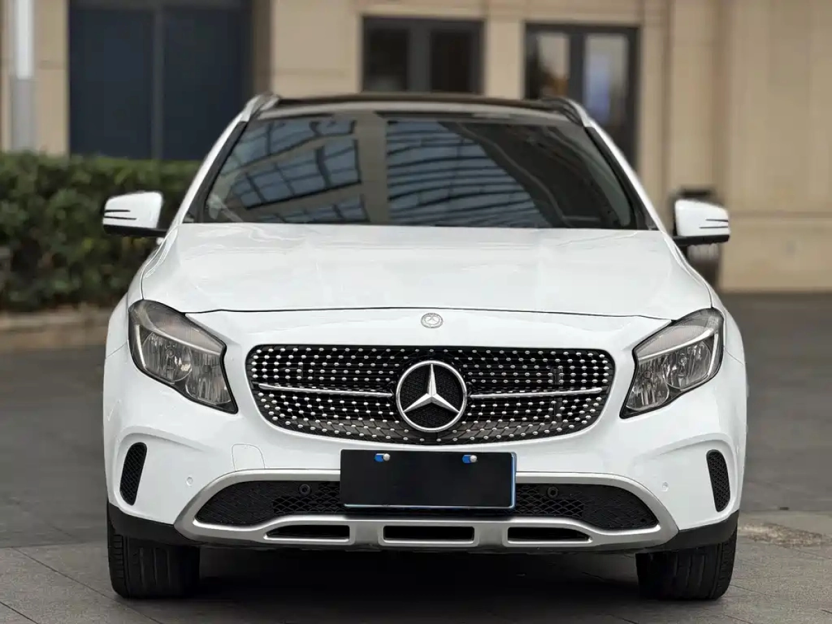 MERCEDES-BENZ GLA
