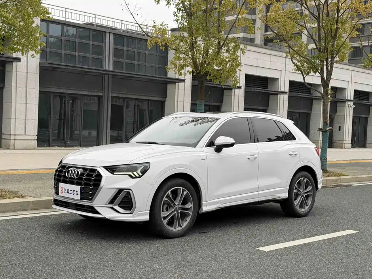 AUDI Q3  2021