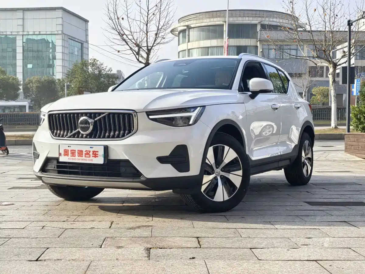 VOLVO XC40