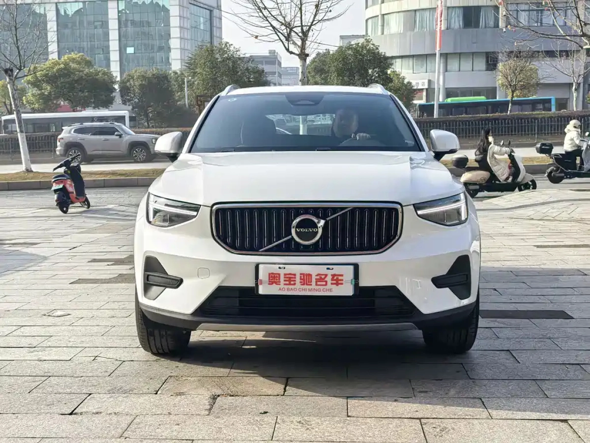 VOLVO XC40
