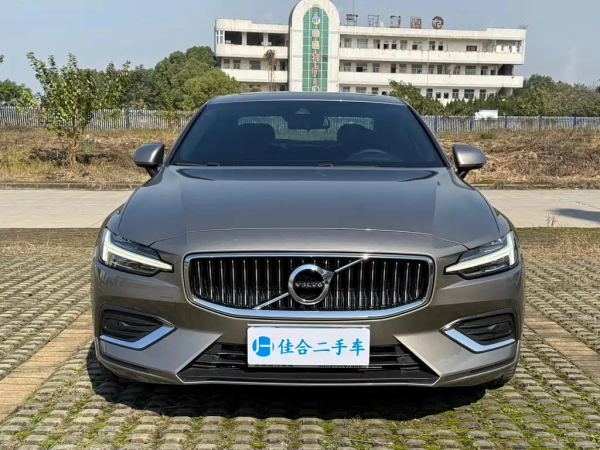 VOLVO S60  2021