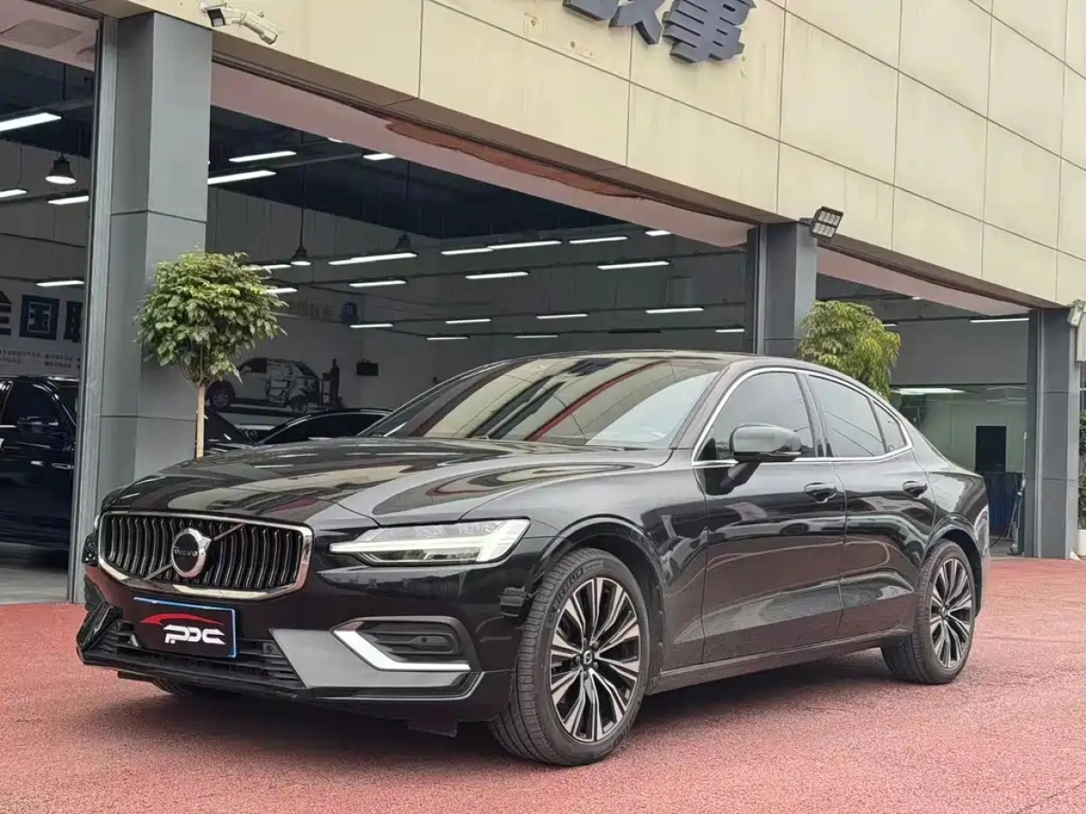 VOLVO S60  2023