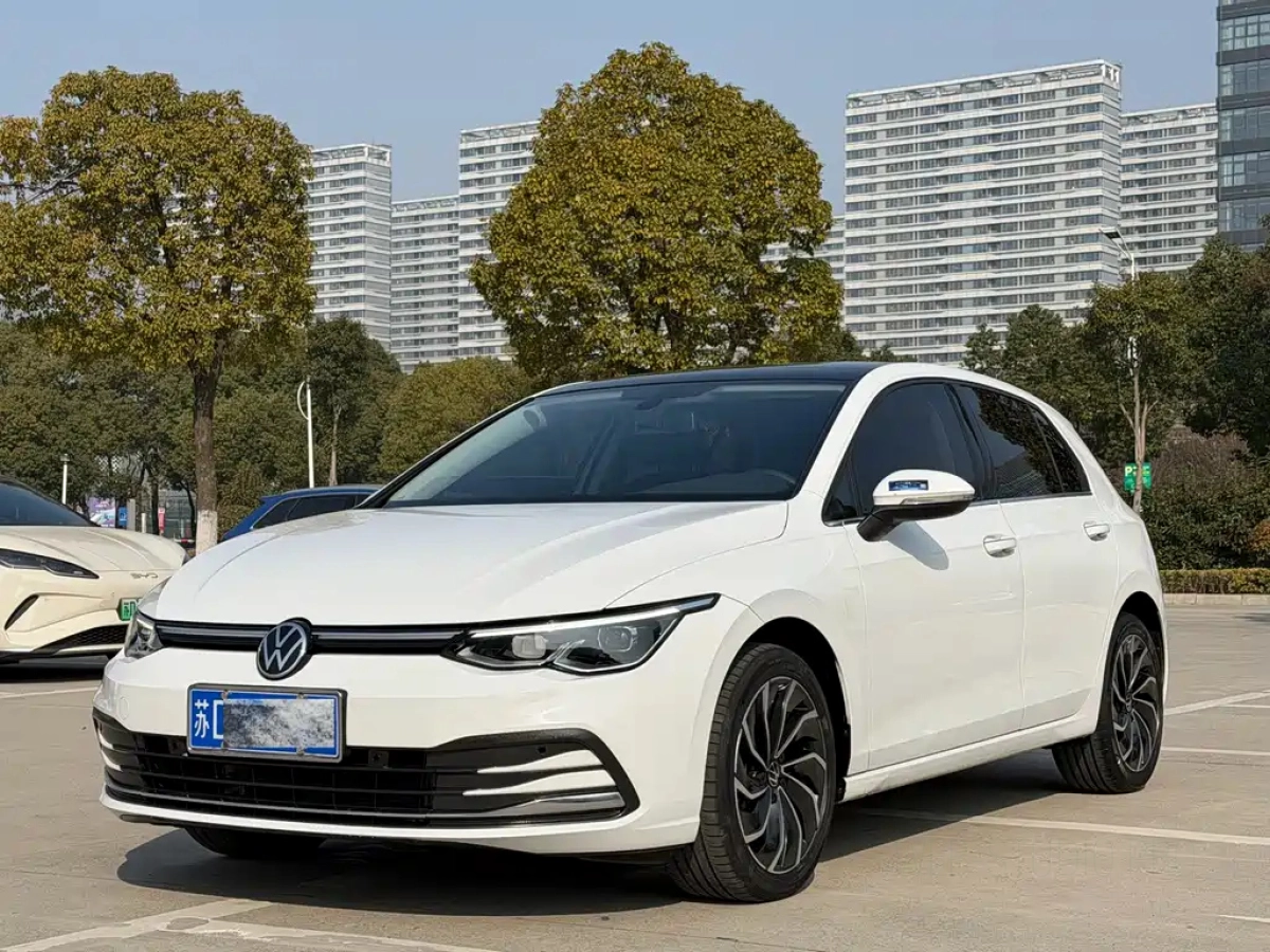 VOLKSWAGEN GOLF  2023