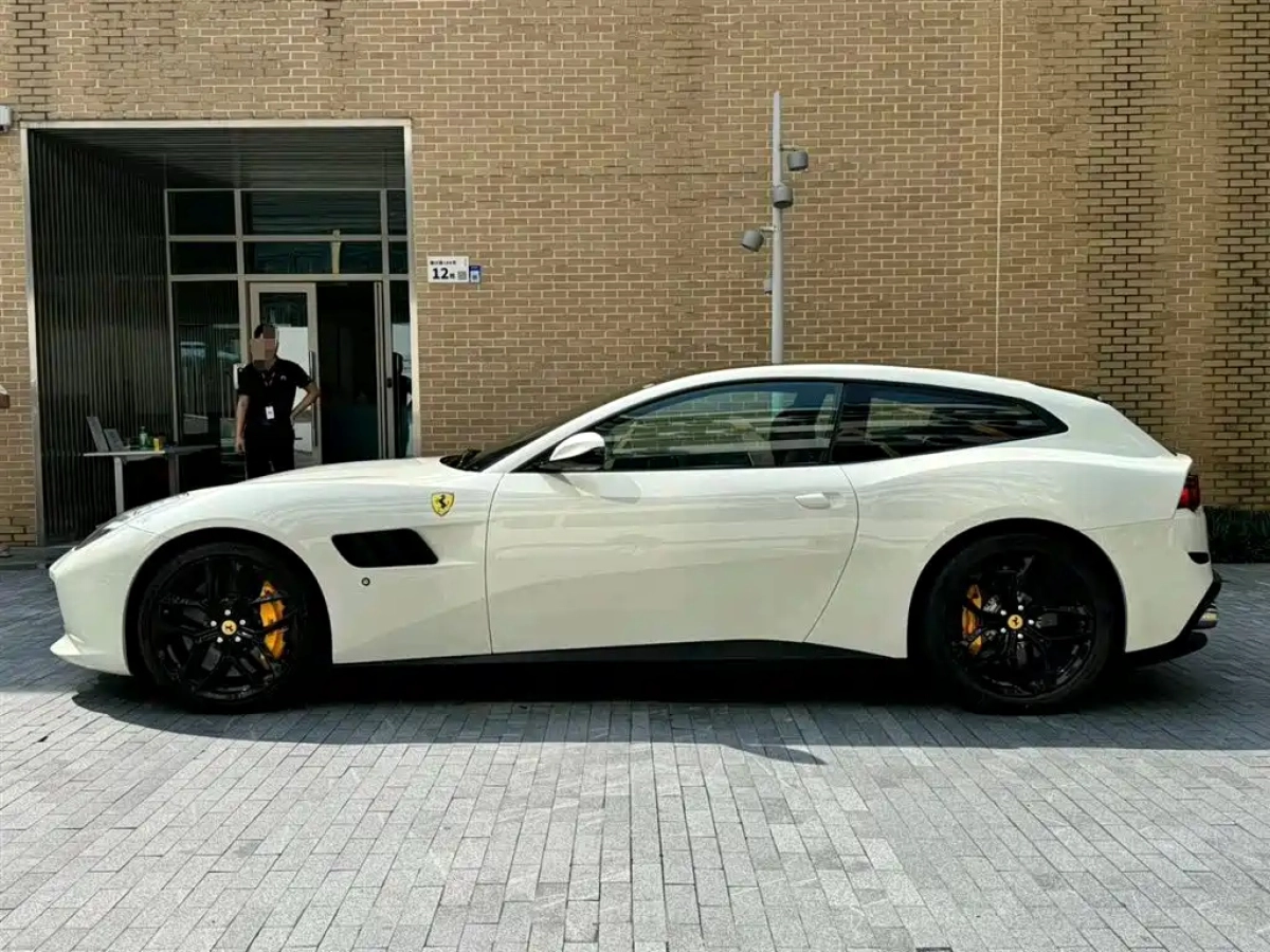 FERRARI GTC4LUSSO