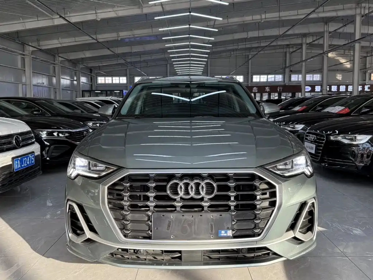 AUDI Q3