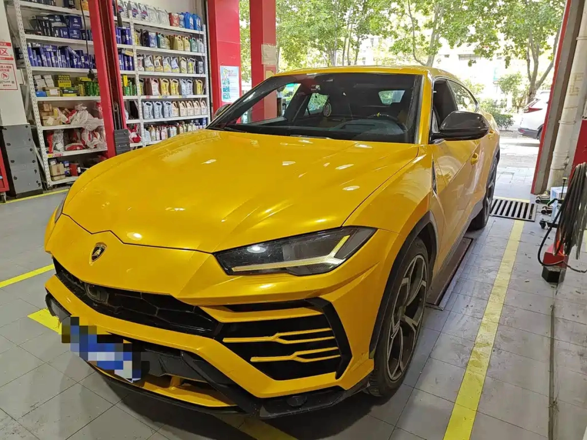 LAMBORGHINI URUS  2020