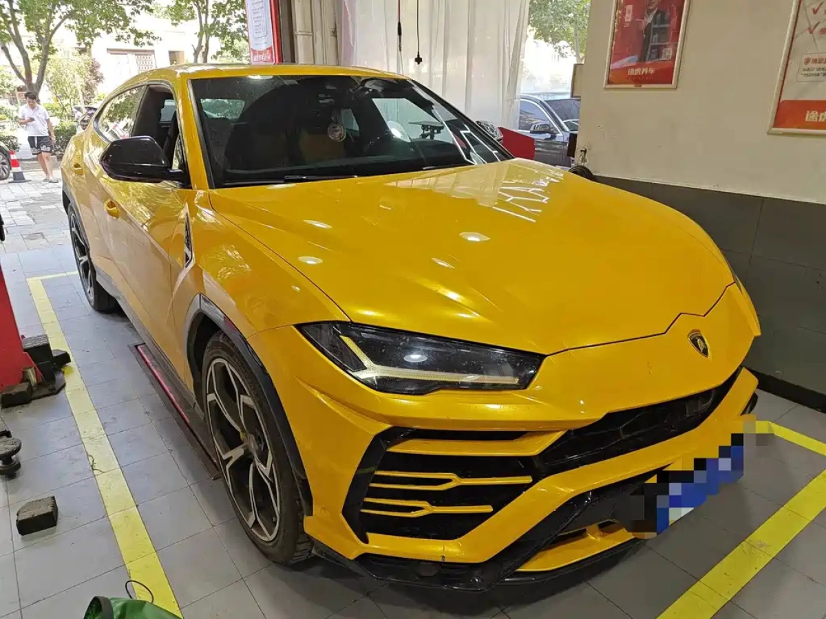 LAMBORGHINI URUS
