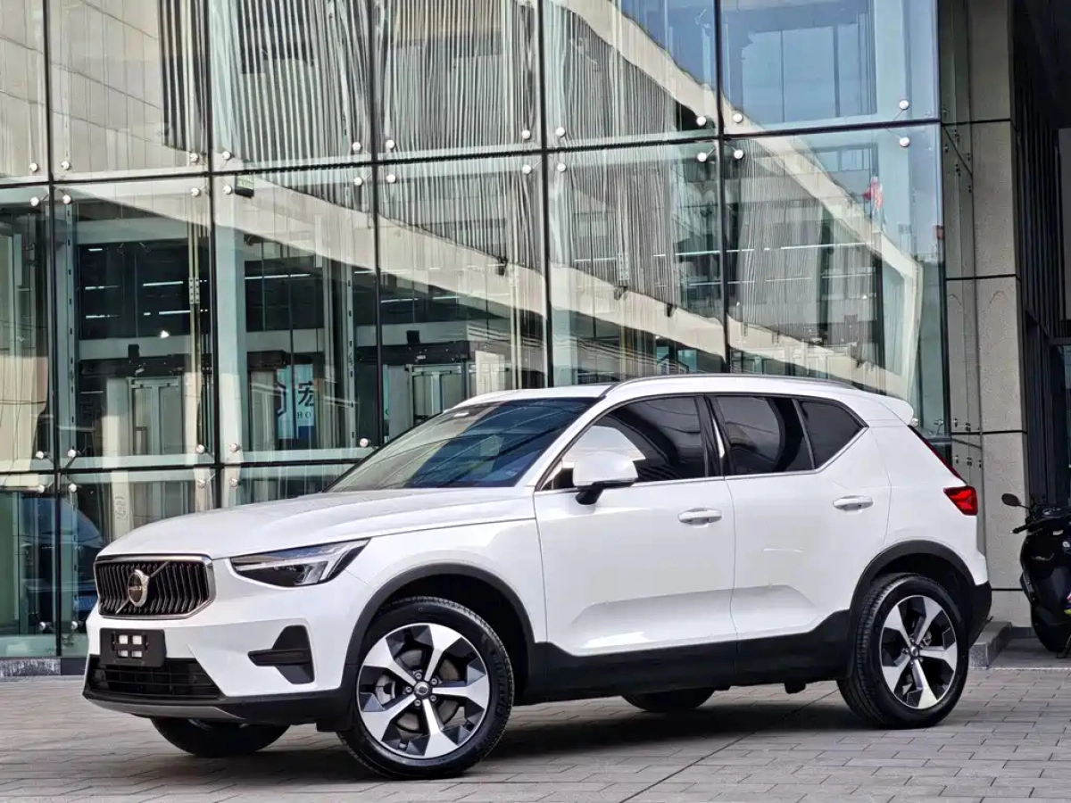 VOLVO XC40
