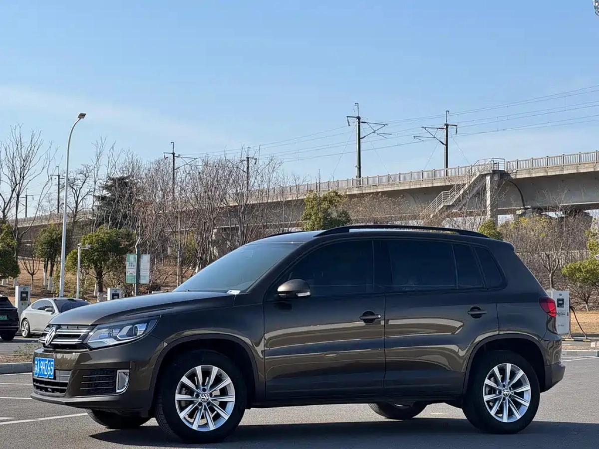 VOLKSWAGEN TIGUAN