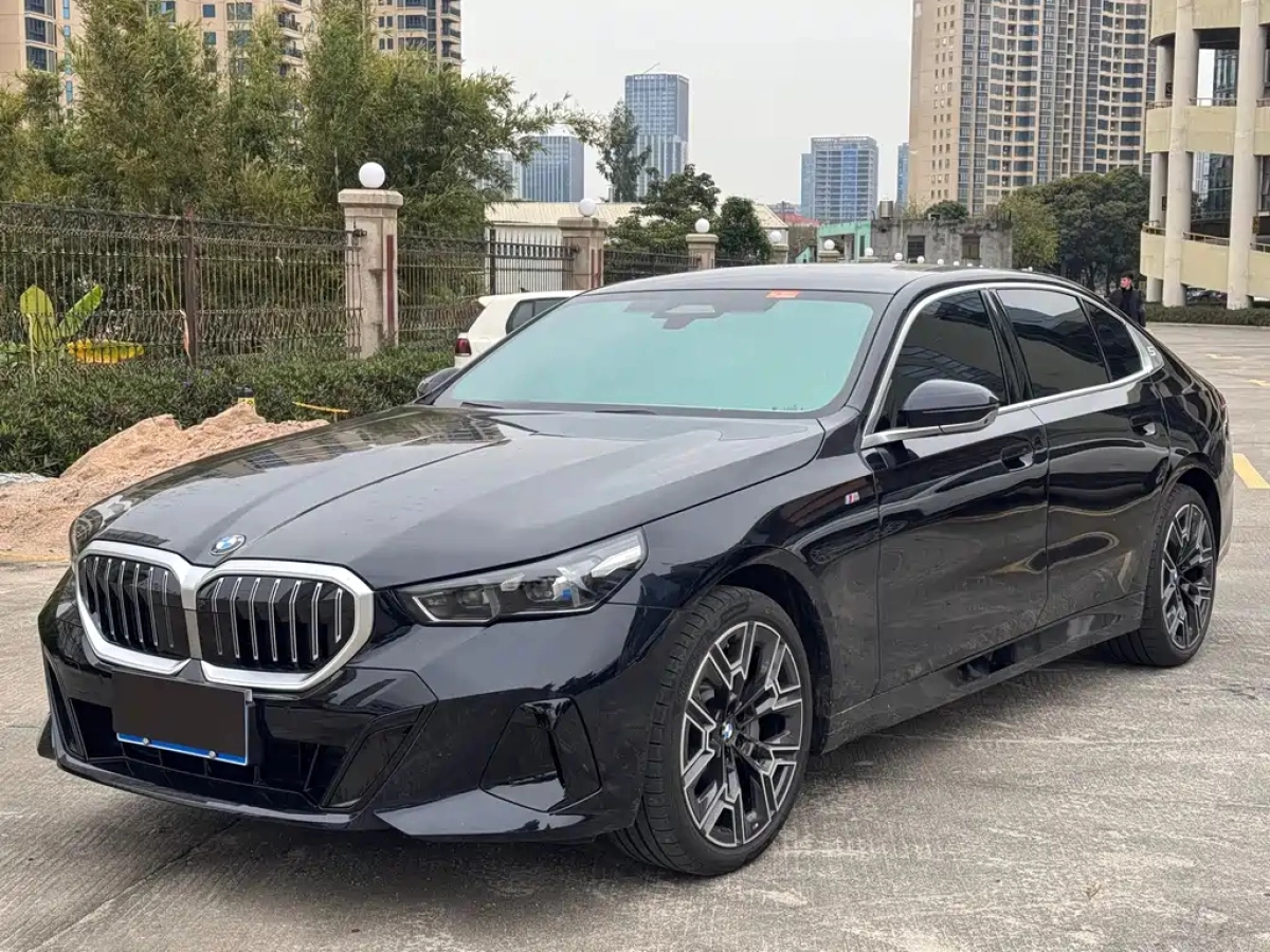 BMW 5 SERIES  2025