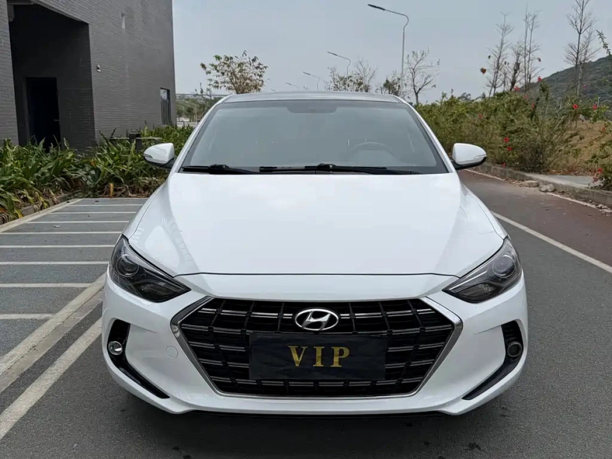 HYUNDAI ELANTRA