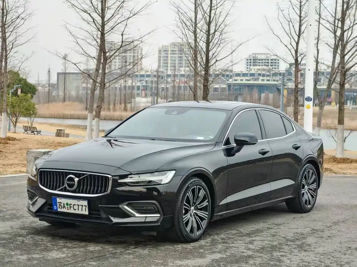 VOLVO S60  2022
