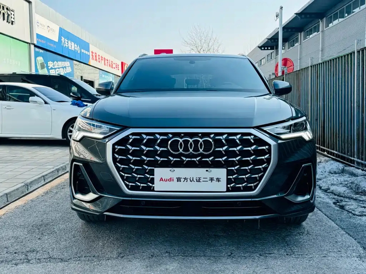 AUDI Q3