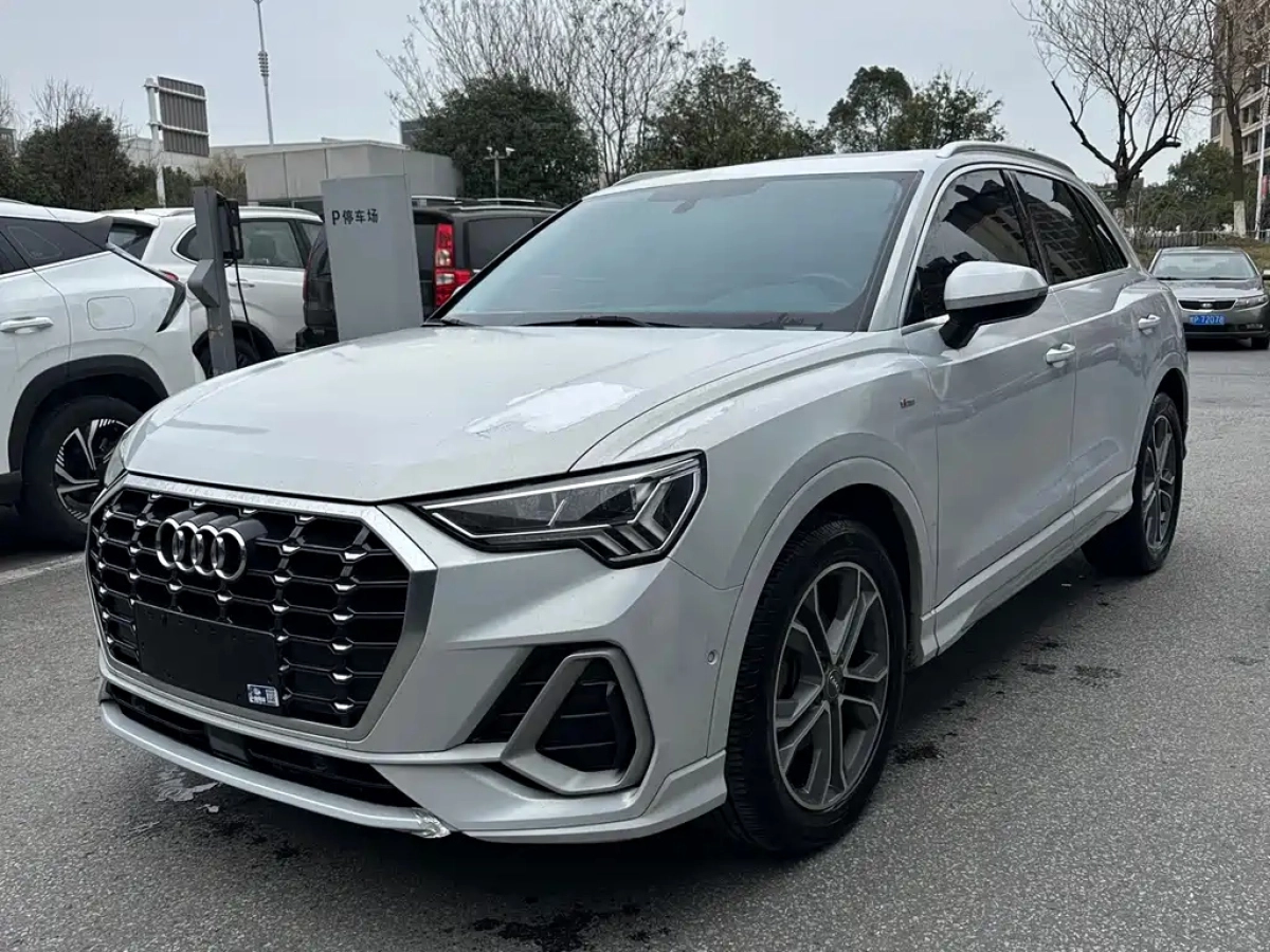AUDI Q3  2021