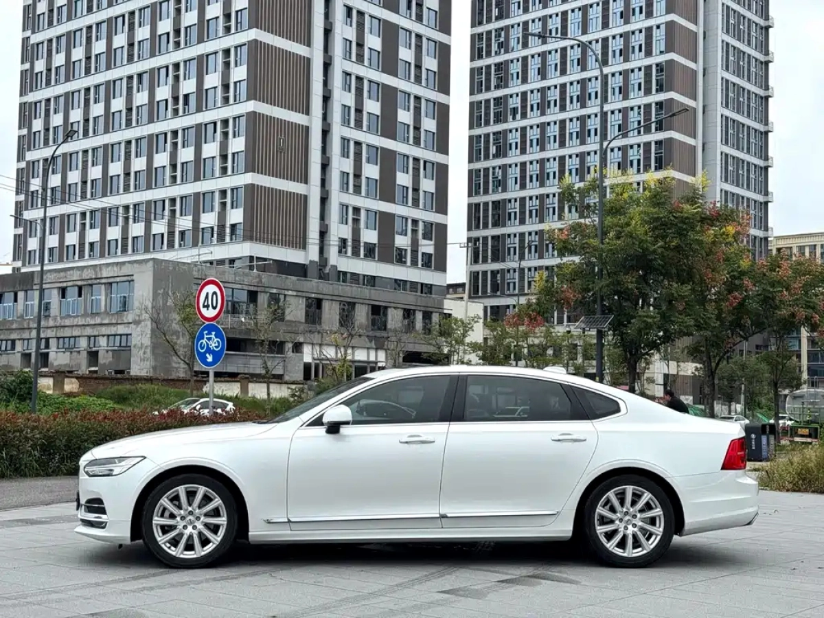 VOLVO S90