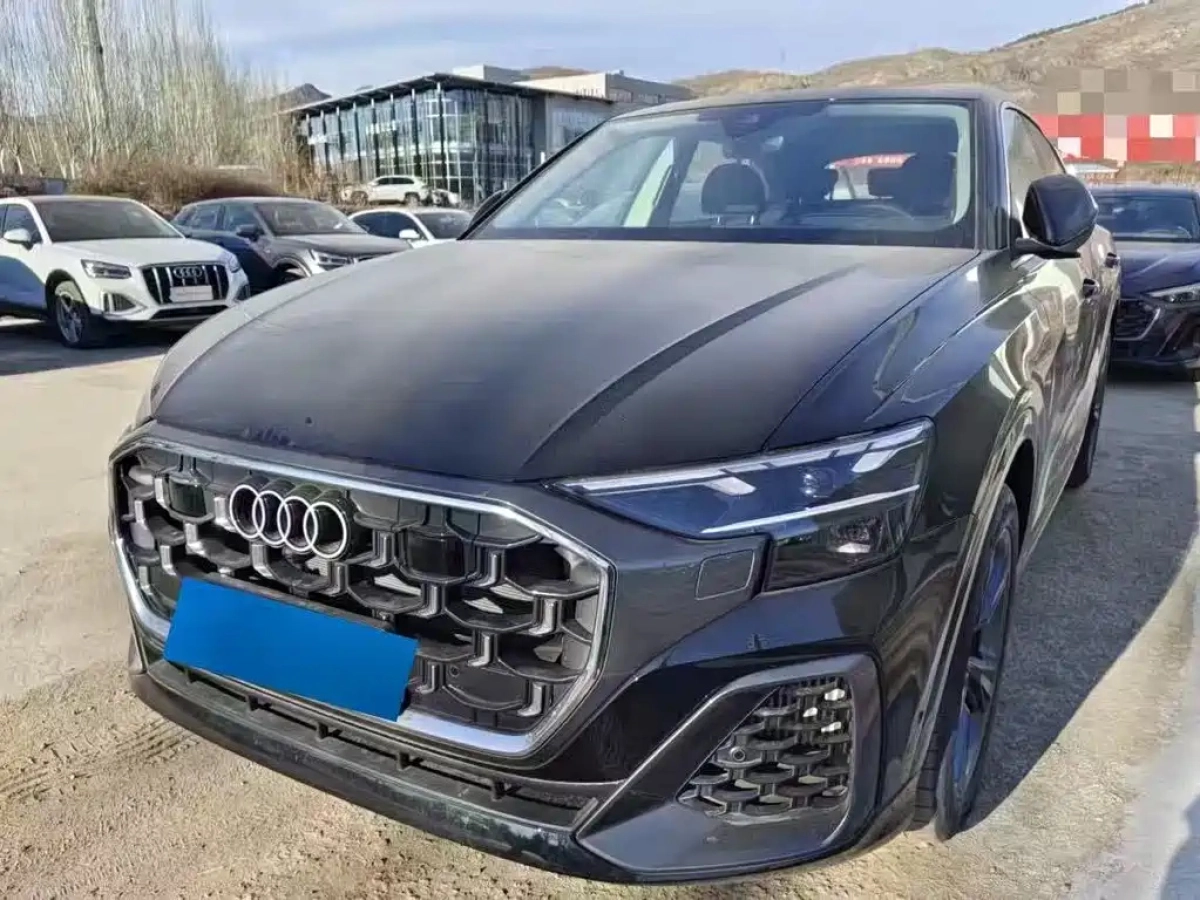 AUDI Q8  2025
