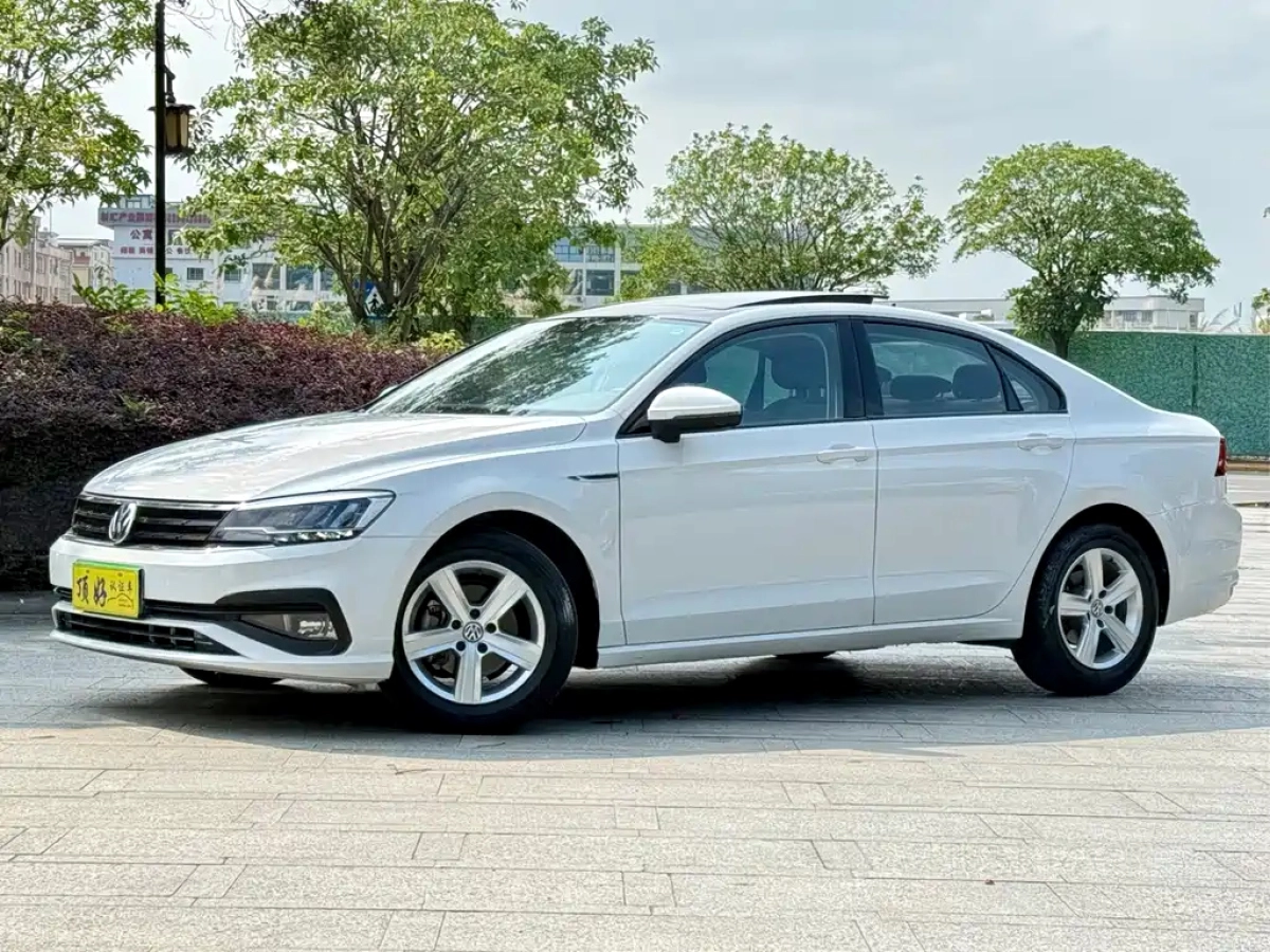 VOLKSWAGEN LAMANDO  2022