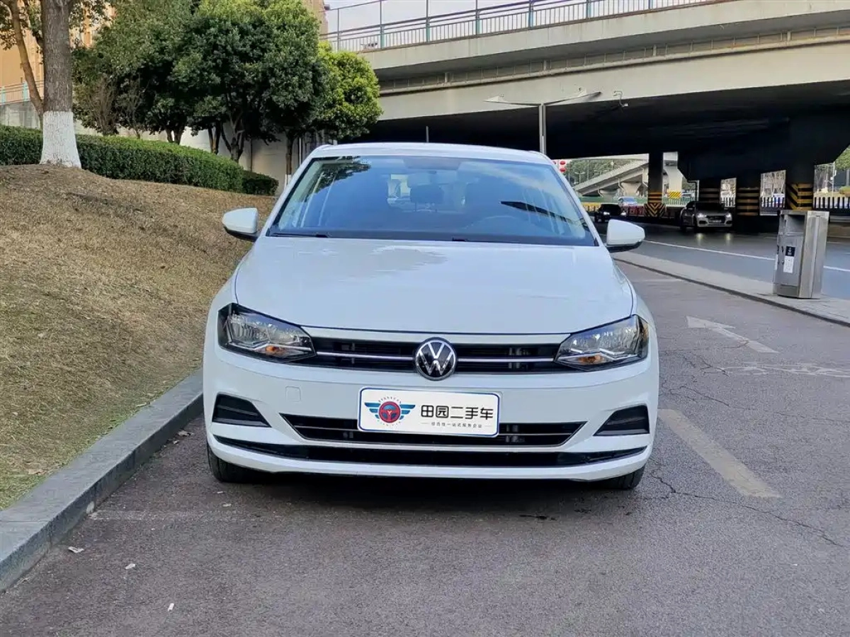 VOLKSWAGEN POLO