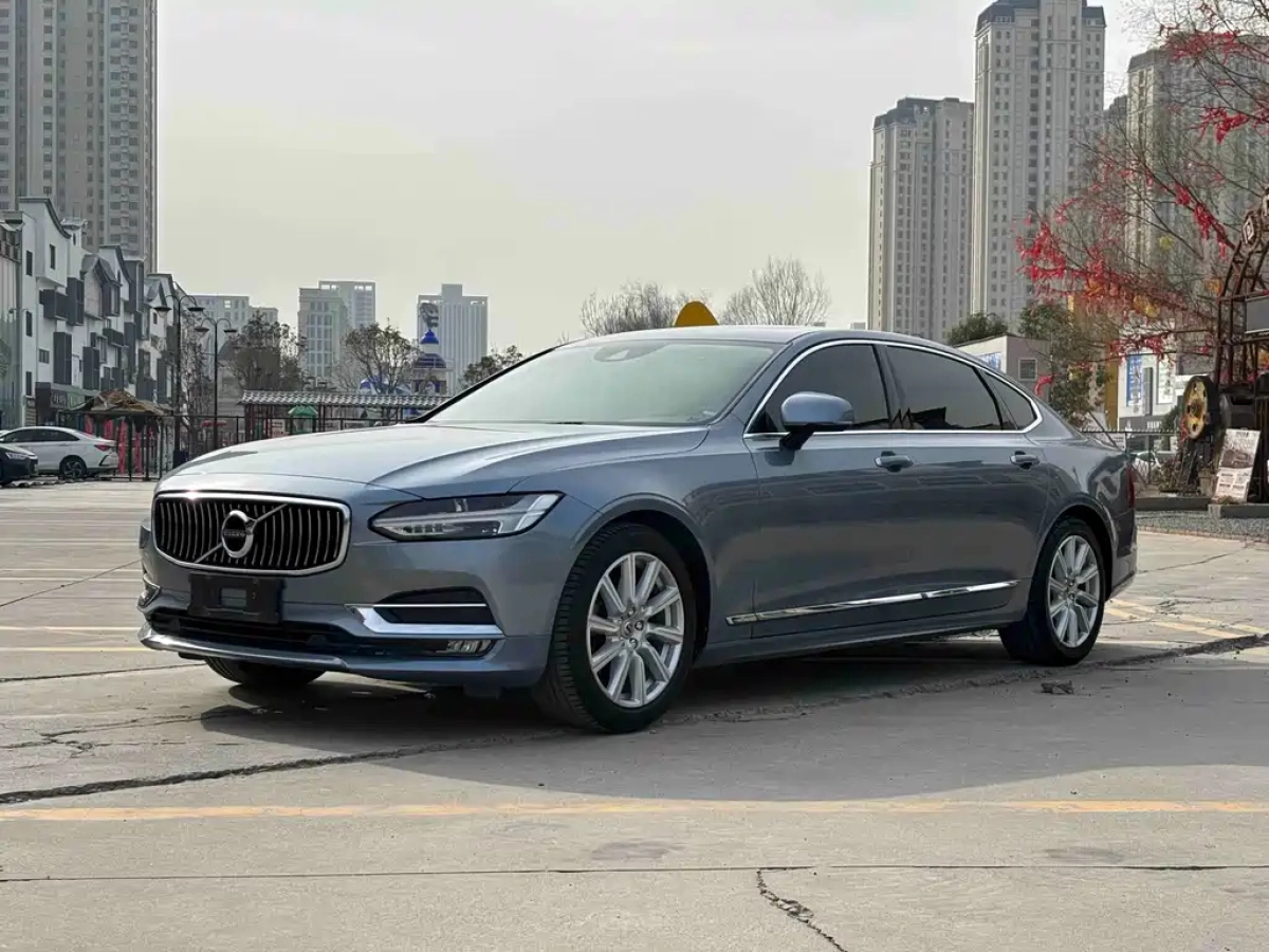 VOLVO S90