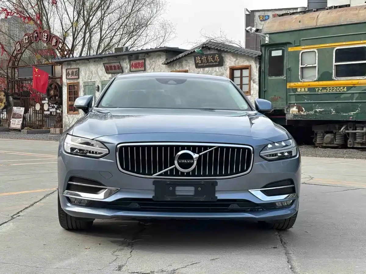 VOLVO S90