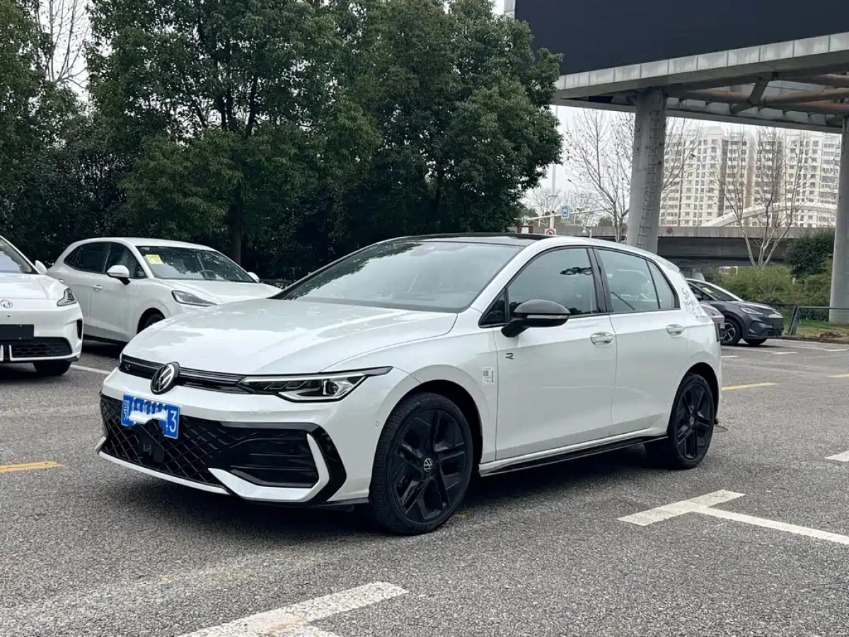 VOLKSWAGEN GOLF  2025