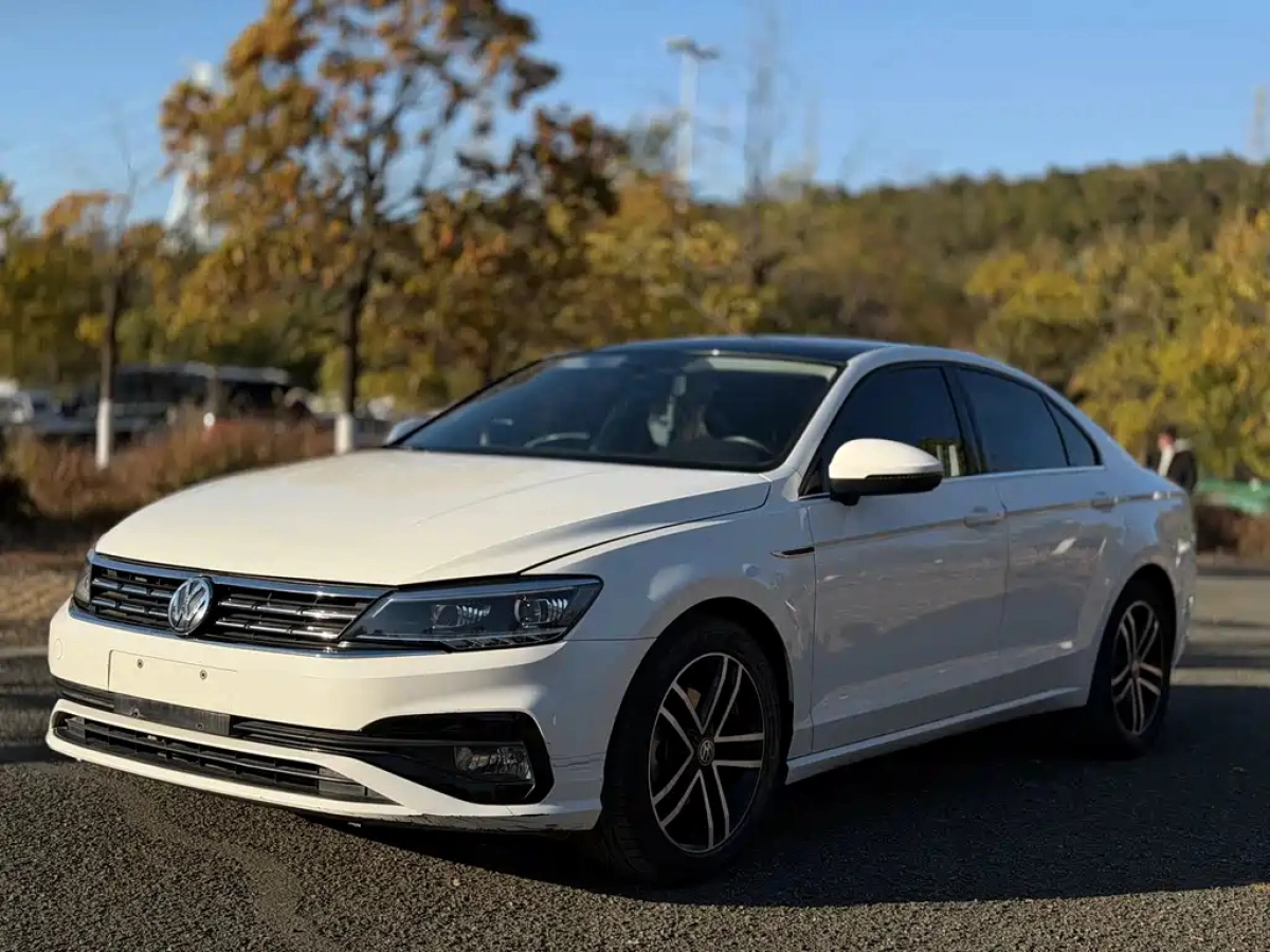 VOLKSWAGEN LAMANDO  2022